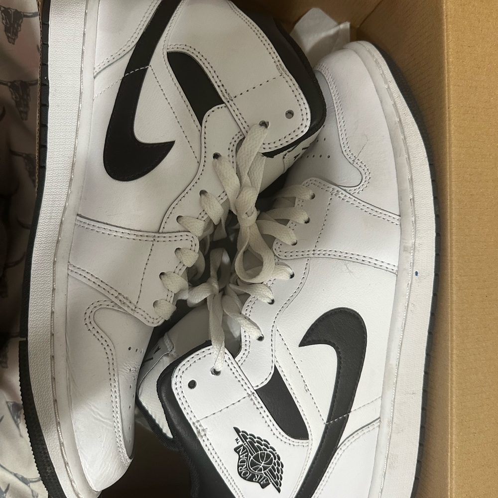 Nike White and Black Low-Top Sneakers with Swoosh